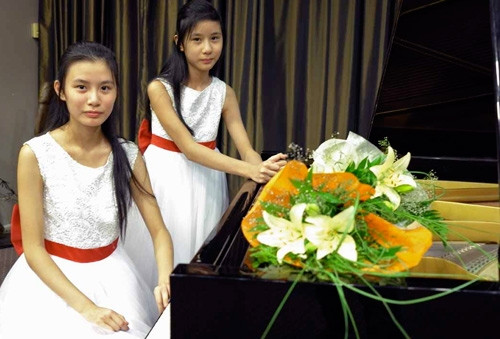 Two talented young Muscovite pianists, Dieu Linh and Dieu An (Photo: HBSO)