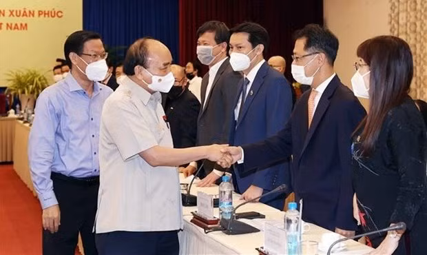 President Nguyen Xuan Phuc meets with representatives of the Vietnam Young Entrepreneurs’ Association in HCM City on October 12. (Photo: VNA)