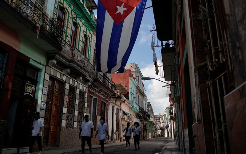 Medical students go to households to support people with COVID-19 symptoms in Havana, Cuba, December 2020. (Photo: Reuters)
