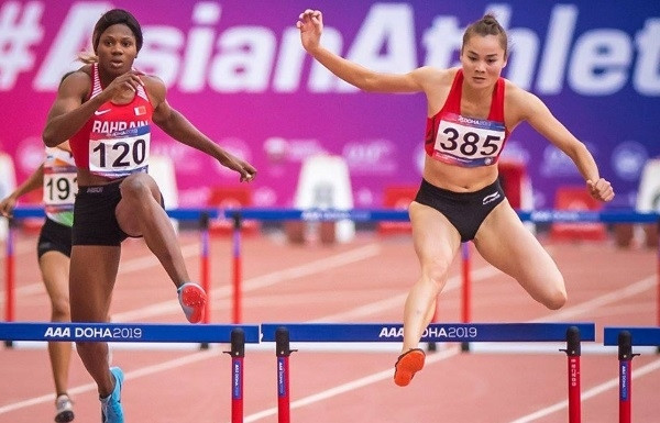 Quach Thi Lan (R) takes a gold medal in the 400m hurdles race at the 2019 Asian Athletics Championships with a time of 56.10 seconds.