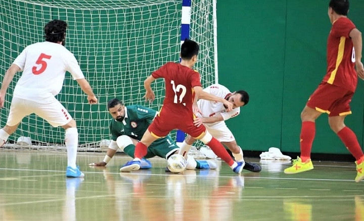 2021 FIFA Futsal World Cup playoff -- First leg -- Vietnam vs Lebanon -- May 23, 2021 The two teams' players fight for the ball during the match. (Photo: VFF)