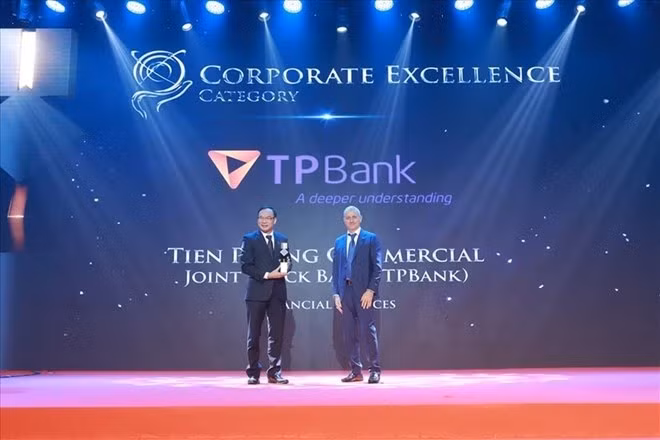 A representative of TPBank receives the award in the Corporate Excellence category. (Source: laodong.vn)