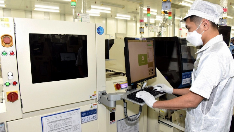 A worker at Vietnam Thai Nguyen Samsung Electronics Co., Ltd. (Photo:TRAN HAI)