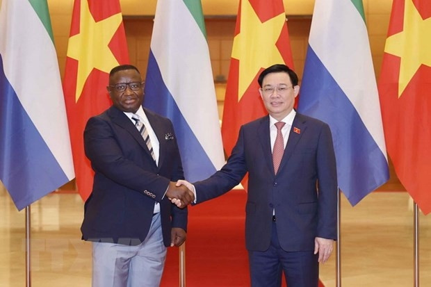 Chairman of the National Assembly Vuong Dinh Hue and President of Sierra Leone Julius Maada Bio in Hanoi (Photo: VNA)