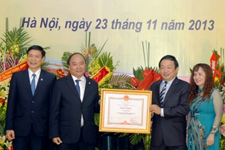 Deputy PM Phuc presents the Government’s Certificate of Merit to the Judicial Academy (Photo: VGP)