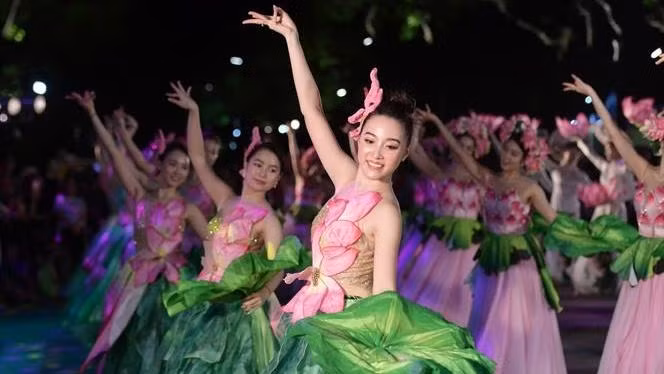 A performance at the street carnival (Photo: The thao - Van hoa)