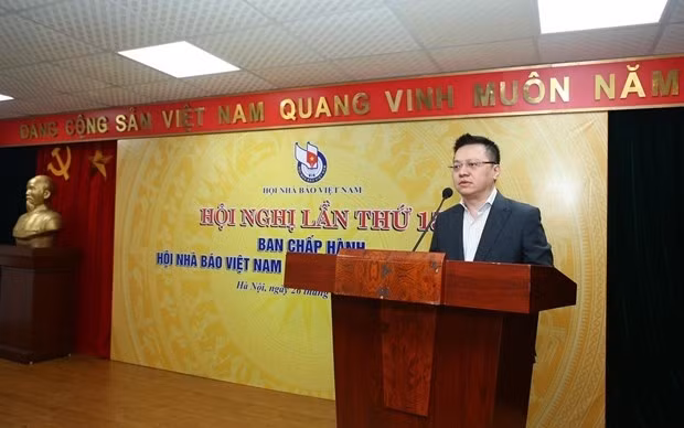 The new chairman of the Vietnam Journalists Association Le Quoc Minh speaks at the VJA Executive Committee's meeting. (Photo: Vietnamplus)