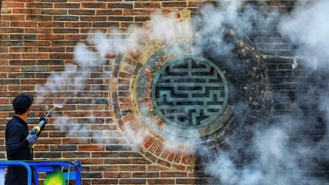 Many of the nearly 200-year-old Noon Gate's bricks have regained their bright red color after 15 days. (Photo: vnexpress.net)