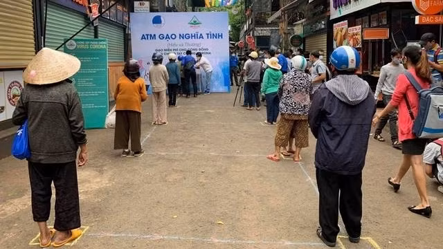 Poor people waiting for their turn to receive rice from the “ATM”.