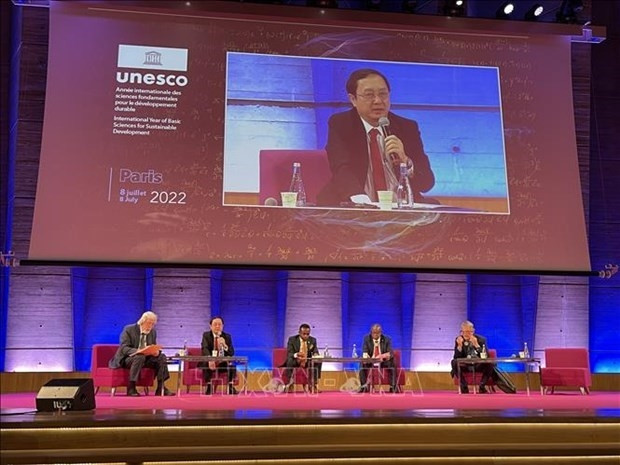 Minister of Science and Technology Huynh Thanh Dat addresses a seminar on the role of science in policymaking (Photo: VNA)