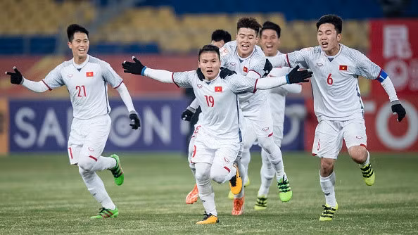 Midfielder Quang Hai (number 19) becomes the hero of Vietnam with two goals against Qatar. (Photo: AFC)