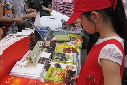 At the 2013 ‘Summer Book’ Fair (Photo: hanoimoi.com.vn)