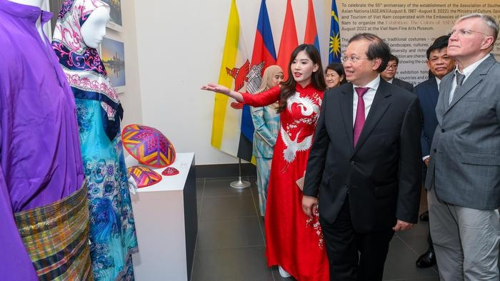 The delegates visit the exhibition. 