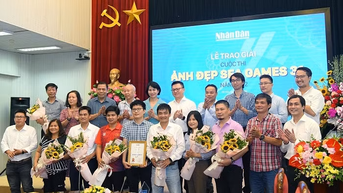 Winners of the photo contest awarded at the ceremony (Photo: NDO/Thanh Dat)