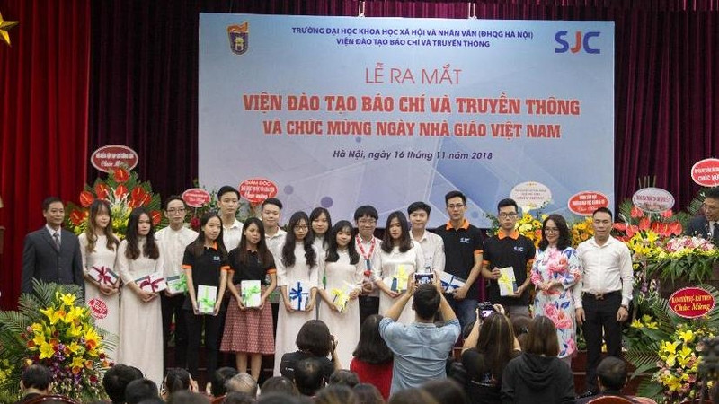 The ceremony to announce the establishment of the USSH School of Journalism and Communications. (Photo: Bao Xay dung)