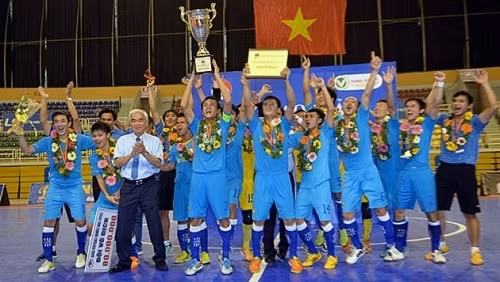 President of the Vietnam Football Federation Le Hung Dung awards the championship trophy to Sanna Khanh Hoa.