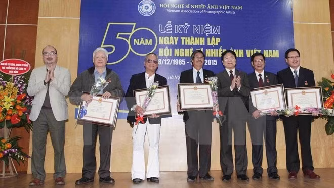 Outstanding members of the VAPA were presented with the insignia “For the Cause of Culture, Sports and Tourism”. (Credit: VNA)