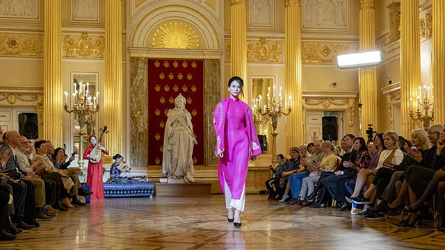 A Vietnamese Ao Dai design introduced at the fashion show (Photo: NDO/ Nam Dong)