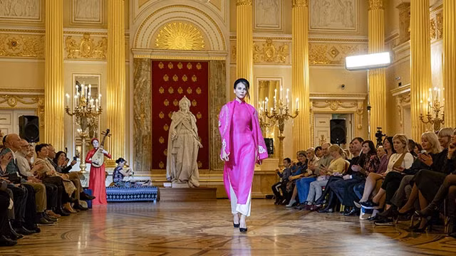 A Vietnamese Ao Dai design introduced at the fashion show (Photo: NDO/ Nam Dong)