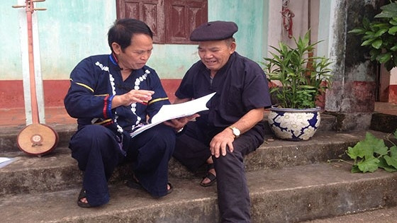 Meritorious artist Nong Dung Long (left) exchanging the Nung ethnic minority group's folk melodies with his friend. (Photo: yenthe.bacgiang.gov.vn)