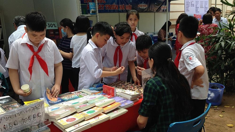 Children participating in the many activities within Book Festival 2017 at the National Library of Vietnam.