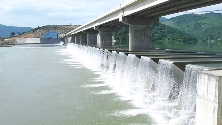Van Phong surge dam, in the component of Van Phong irrigation area in Tay Son district, Binh Dinh province, always ensures stable irrigation water for more than 23,000 hectares of agricultural land.