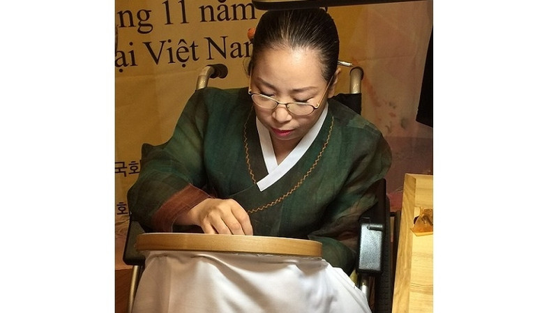 Korean artisan Lee Jung Hee is performing traditional Korean embroidery techniques.