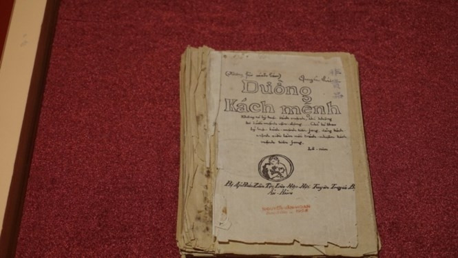 The first print of "Duong Kach Menh" is introduced to the public at the exhibition.