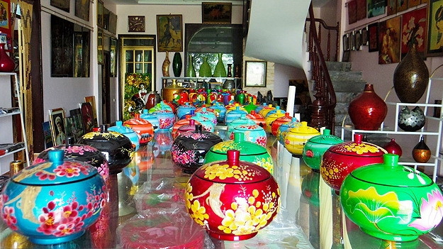 Ha Thai lacquer village has more than 200 years of history in making lacquer products.