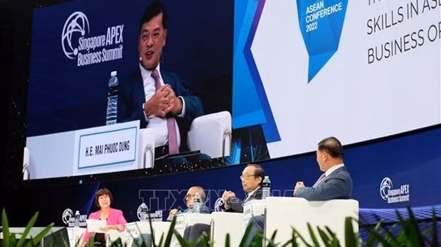 Vietnamese Ambassador to Singapore Mai Phuoc Dung speaks at the debate on March 23. (Photo: VNA)