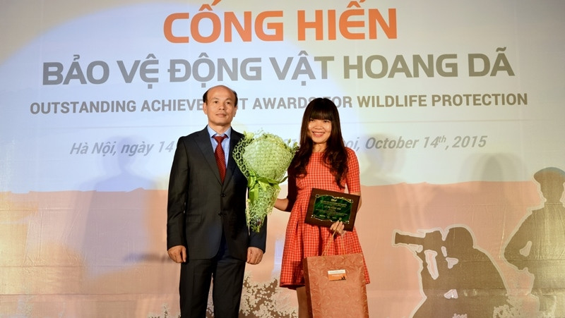 Journalist Le Thi Hong Van receives the Outstanding Achievement Awards for Wildlife Protection for her contribution to the nation’s ecological conservation. (Image credit: NDO/Nghiem Trung)