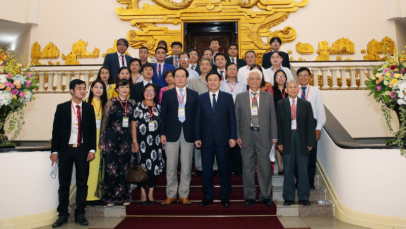 Deputy Prime Minister Vuong Dinh Hue (front, third from right) and delegates at the function (Photo: VGP)
