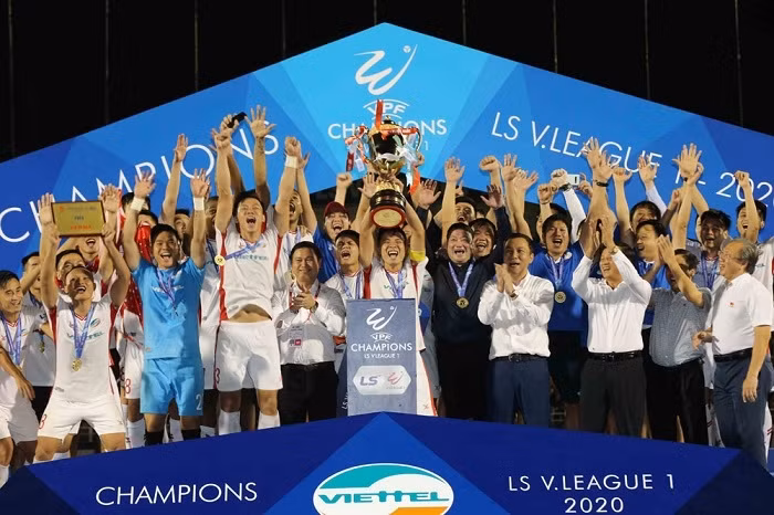 Viettel FC players celebrate their V.League 1 trophy.