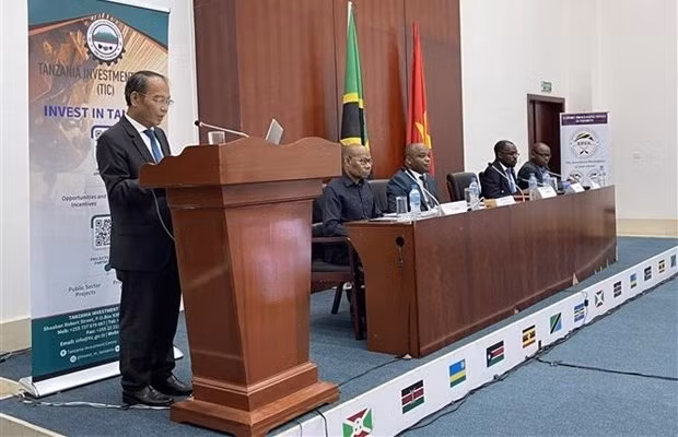 Vietnamese Ambassador to Tanzania Nguyen Nam Tien speaks at the forum (Photo: VNA)