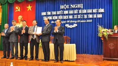 Leaders of Ha Nam province hand over the decision on cleared land to the representative from Bach Mai Hospital to build its second branch