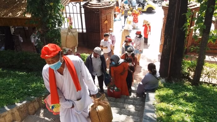 A number of pilgrims flock to the festival on the opening day. (Photo: qdnd.vn)