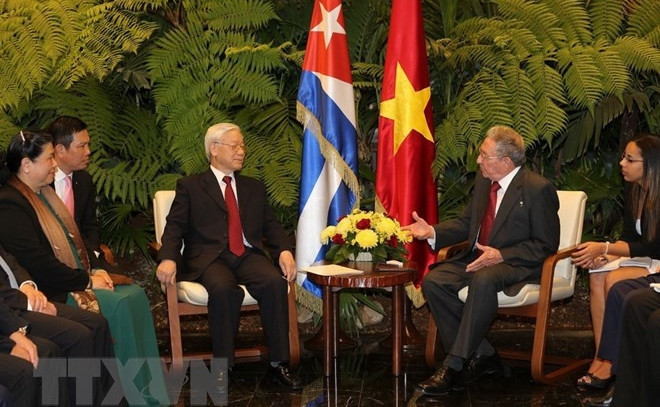 General Secretary Nguyen Phu Trong (L) has talks with First Secretary of the Communist Party of Cuba Central Committee Raul Castro Ruz 