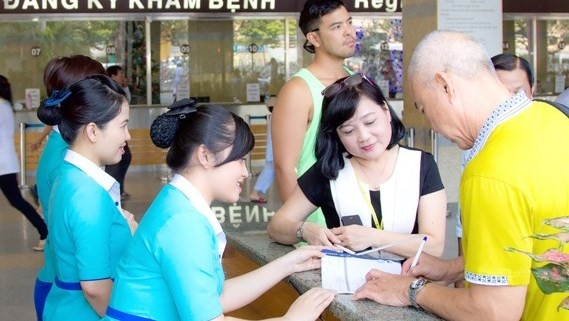 Foreigners are registering for medical examination at the Ho Chi Minh City University Medical Center (Credit: sggp.org.vn)