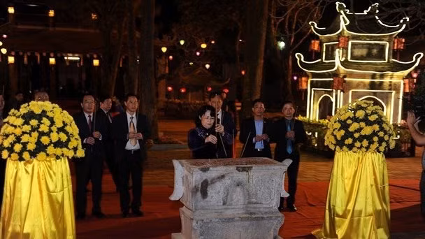 Vice President Dang Thi Ngoc Thinh offers incense to commemorate monk Huyen Quang - the third progenitor of Truc Lam Zen Buddhism (Source: VNA)