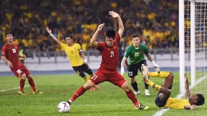 Vietnam's defender Tran Dinh Trong controls the ball during the first leg of the Suzuki Cup final against Malaysia at the Bukit Jalil National Stadium in Kuala Lumpur on Dec 11, 2018.