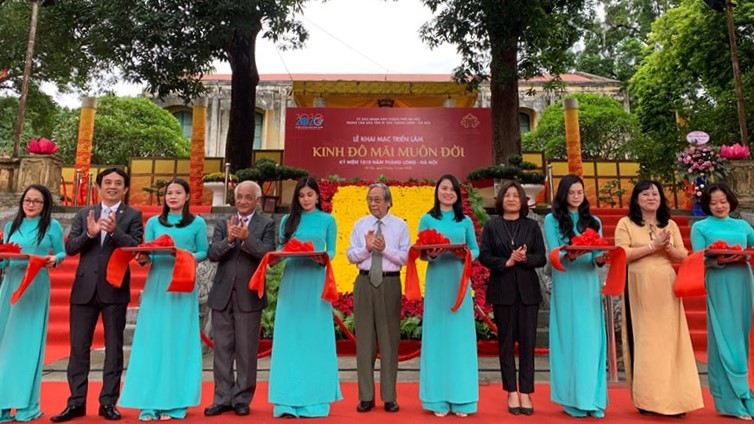 Delegates cut the ribbon to open the exhibition 