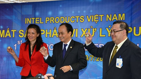Intel Products Vietnam General Manager Sherry Boger (L) introduces the first CPU manufactured in Vietnam.