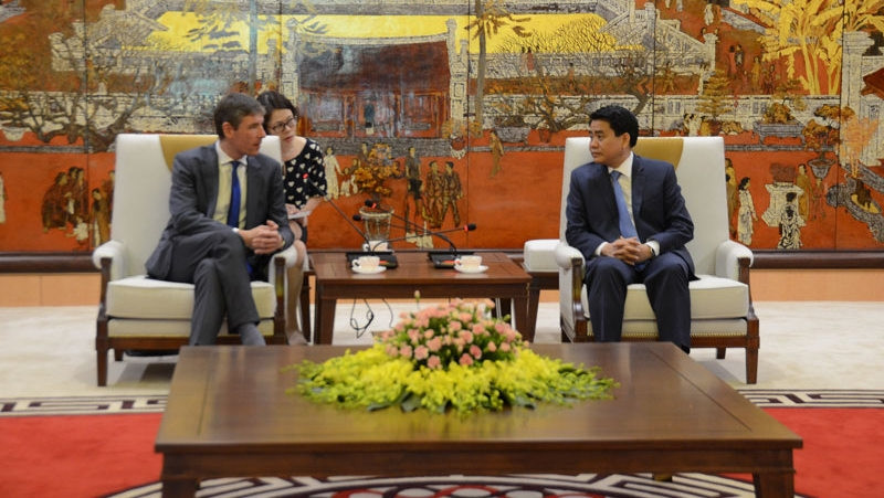 Chairman of Hanoi municipal People's Committee Nguyen Duc Chung (R) receives UK Ambassador to Vietnam Giles Lever (photo: hanoimoi)