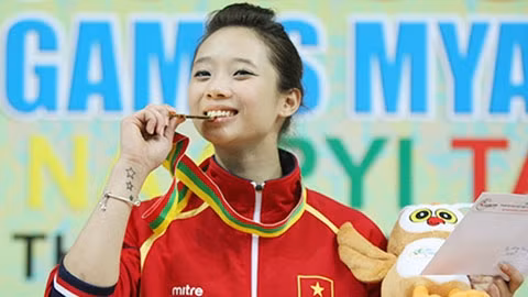  Thuy Vi presenting Vietnam’s first gold medal at SEA Games (Photo: vnexpress.net)