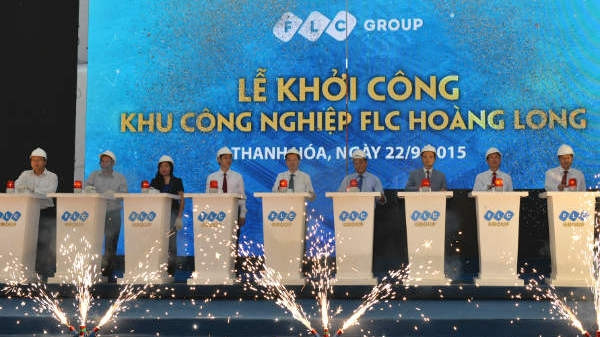 Deputy PM Nguyen Xuan Phuc and leaders of Thanh Hoa province and the FLC Group ceremoniously press the launch buttons to officially commence the construction of the FLC Hoang Long industrial park. (Credit: baodautu.vn)