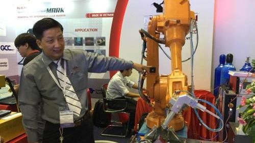 A Vietnamese company introduces its products at the event. (Photo: baotintuc.vn) 