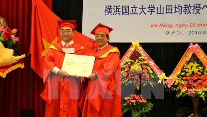 Japanese Prof. Dr. Hitoshi Yamada (L) is presented with an honourary doctorate (Photo: VNA)