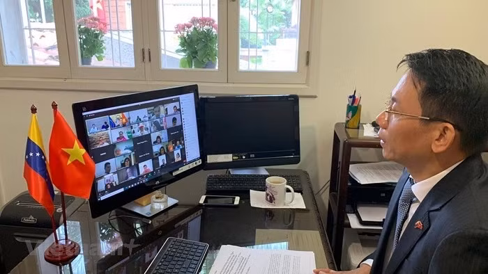 Vietnamese Ambassador to Venezuela Le Viet Duyen joins a webinar from Caracas. (Photo: VNA)
