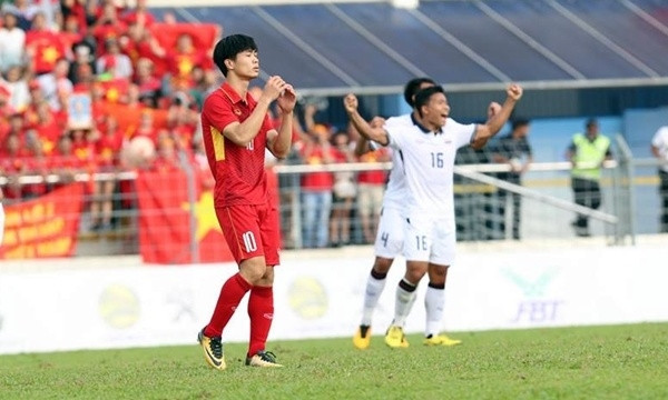 Cong Phuong can not hide his disappointment after failing on the penalty spot. 