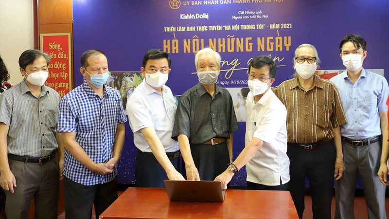 Delegates press the button to open the exhibition. (Photo: Kinh te & Do thi Newspaper)